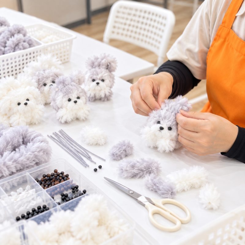 ハンドクラフト作品を制作する様子